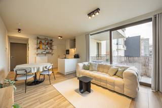 <p>Aan de statige, groene Charlottalei, op enkele passen van het Stadspark, treffen we dit instapklare appartement op de vierde verdieping van residentie Charlotta. Deze centrale ligging combineert het beste van twee werelden: de Meir en de Keyserlei met hun bruisende horeca en shopping liggen om de hoek, terwijl de invalswegen vlot bereikbaar zijn.<br /><br />Het gebouw uit 2020 is opgetrokken in beige natuursteen en sluit met zijn tijdloze, strakke architectuur mooi aan bij de stijlvolle herenhuizen in de straat.<br /><br />Het appartement heeft een oppervlakte van ca. 51,25 m², aangevuld met een ruim terras van ca. 10,95 m² in gepolierde beton. Een doorlopende keramische tegelvloer in parketlook verbindt de lichtrijke leefruimte met de volledig geïnstalleerde open keuken. De slaapkamer beschikt over een en-suite badkamer met douche en lavabomeubel. Zowel vanuit de leefruimte als vanuit de slaapkamer heeft u toegang tot het terras. Verder zijn er een apart toilet en een praktische berging met aansluiting voor wasmachine en droogkast, de verwarmingsketel en extra stockageruimte.<br /><br />Een privatieve kelderberging is inbegrepen en een ondergrondse autostaanplaats, een waardevolle meerwaarde in deze centrale buurt, dient te worden aangekocht aan € 30.000.<br /><br />Uw fiets kan u stallen in de ruime gemeenschappelijke fietsenberging.<br /><br />Licht, rust en comfort in het hart van de stad: ideaal als eerste woning, als pied-à-terre of als investering.<br /><br />Voor meer informatie of een bezoek: 03/225.00.68 of info@wellimmo.net</p>