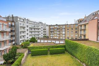 <strong>Knokke: Instapklare studio te koop gelegen in de Zoutelaan in Knokke.</strong><br /><br />Ontdek deze charmante, instapklare studio gelegen op een uitstekende locatie in Knokke. Dankzij de centrale ligging bevinden winkels, restaurants, het strand en het Zoute zich op wandelafstand. De studio werd praktisch en smaakvol ingericht, waardoor u onmiddellijk kunt genieten van een zorgeloos verblijf aan zee. Een ideale eigendom voor wie op zoek is naar een tweede verblijf aan de kust, een slimme investering of een comfortabele pied-à-terre in het hart van Knokke.<br /><br /><strong>Indeling: </strong><br />Inkomhal, lichtrijke leefruimte die een aangename woon- en slaapomgeving biedt, open keuken, eetplaats, verzorgde badkamer met douche, toilet en lavabo. <br /><br /><strong>Troeven: </strong>
<ul><li>Volledig ingericht en instapklaar.</li><li>Gemeenschappelijke tuin.</li><li>Centrale ligging nabij strand, winkels en restaurants, Dumortierlaan.</li><li>Toegankelijke fietsenberging.</li></ul>
Meer info? Contacteer Ayita op 0496 13 43 12 of via ayita@eraservimo.be