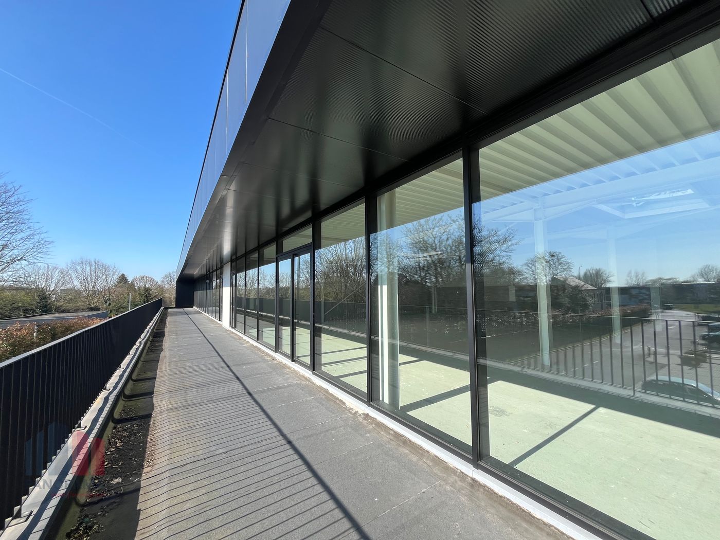 768 m² showroom/kantoor op absolute toplocatie nabij de R4 - foto 4
