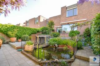 Deze instapklare gezinswoning met opvallend veel lichtinval bevat 3 volwaardige slaapkamers en een onderhoudsvriendelijke tuin.INDELING: inkomhal met...