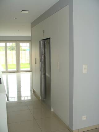 Instapklaar gelijkvloers appartement met terras en privé-tuintje en 2 autostaanplaatsen achter het gebouw. INDELING: KELDER: ruime...