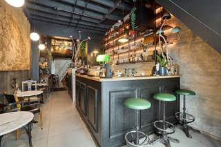 <h3><span>Instapklaar handelspand met appartement in het centrum van Mechelen.</span></h3><h3><span>Op zoek naar een veelzijdig pand waar wonen en werken perfect gecombineerd kunnen worden? Dit instapklare handelspand met woonst is uitstekend gelegen in het centrum van Mechelen, op wandelafstand van winkels, horeca en alle dagelijkse voorzieningen.</span></h3><p><span>Het pand biedt een aangename combinatie van een commerciële ruimte en een comfortabele woongelegenheid. De woonst beschikt over twee slaapkamers, een badkamer en een aangenaam terras. Daarnaast is er een geïnstalleerde keuken, zodat u meteen van alle comfort kunt genieten.</span></p><p><span>Dankzij de centrale ligging en de praktische indeling biedt dit pand tal van mogelijkheden. Ideaal voor een zelfstandige die wonen en werken op één locatie wil combineren, maar eveneens interessant als investering.</span></p><p><span>Troeven:</span></p><ul><li><span>Zeer centrale ligging in Mechelen</span></li><li><span>Opgesplitst in twee huisnummers waardoor het afzonderlijk kan verhuurd worden</span></li><li><span>Handelspand met woonst</span></li><li><span>Volledig instapklaar</span></li><li><span>2 slaapkamers met mogelijkheid voor derde slaapkamer.</span></li><li><span>Volledig geïnstalleerde keuken</span></li><li><span>Aangenaam terras van 27m²</span></li><li><span>Ideaal voor wonen en werken</span></li><li><span>Interessant als investering</span></li></ul><p><span>Een mooie opportuniteit voor wie op zoek is naar een instapklaar pand met commerciële mogelijkheden én wooncomfort, gelegen in het bruisende centrum van Mechelen.</span></p><p><span>Interesse? Contacteer ons vandaag nog voor meer informatie of een bezoek ter plaatse.</span></p>