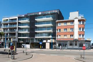 This penthouse with spacious terraces is located in the commercial centre of Koksijde-Bad, close to the Zeedijk and the beach on the sixth floor of the modern newly built residence<br />Coxy-Dunes and comprises: living room with open kitchen opening onto the terraces, storage room, toilet, bathroom and 2 bedrooms also opening onto the terraces. The finishes can still be determined according to the attached specifications.<br />Possibility to buy a garage box or a pitch under the residence.