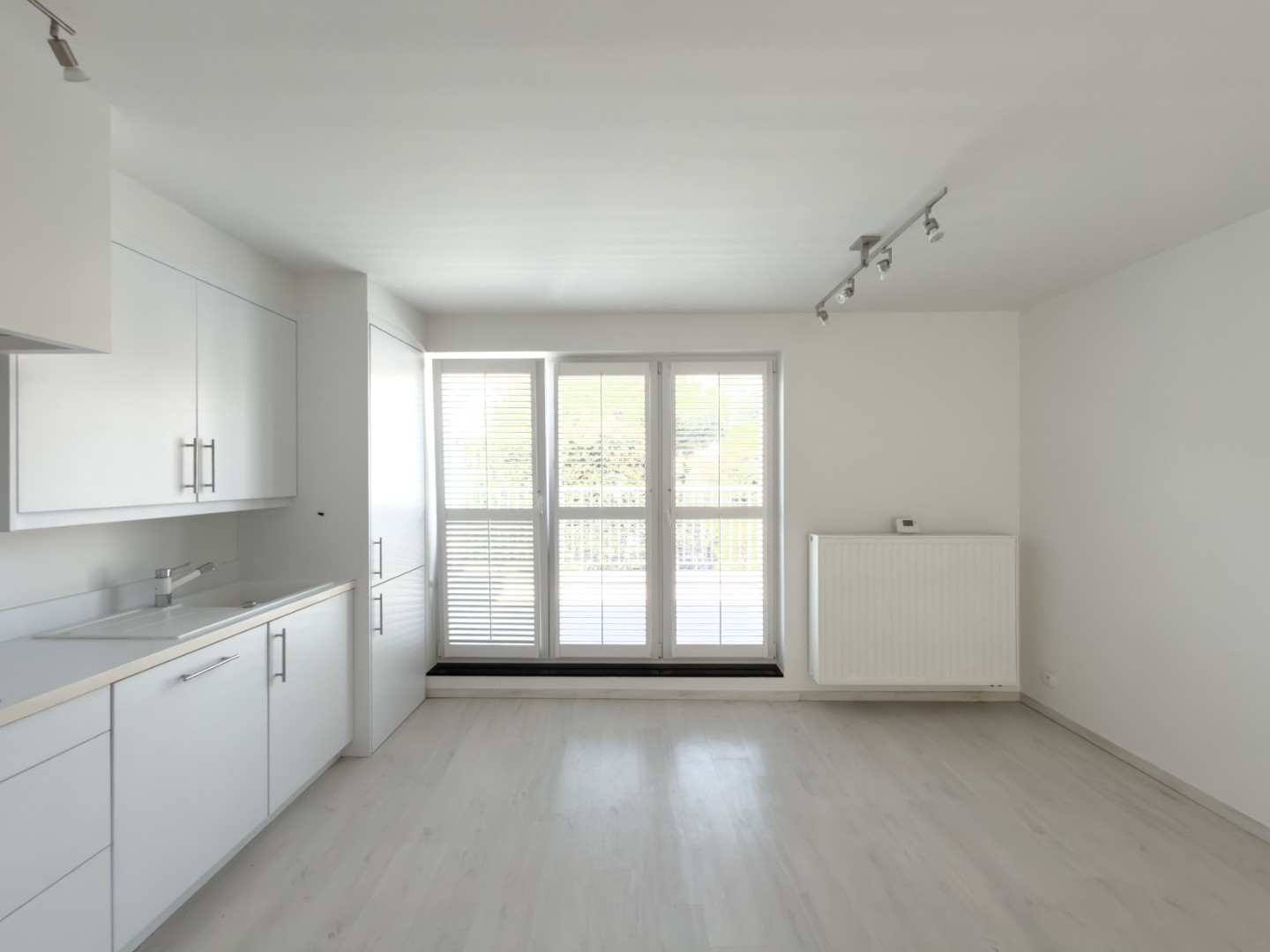 Une maison moderne et spacieuse, prête à emménager, disposant de quatre chambres à coucher et de belles terrasses à l'arrière. Elle bénéficie d'un emplacement calme et privilégié dans le quartier du « Vieux Knokke », à quelques pas du centre-ville de Knok - photo 5