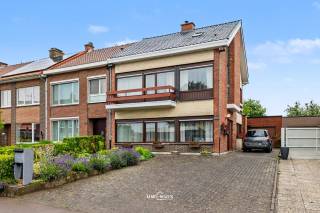 BEZOEKMOMENT 3/07 van 16u00 tot 17u30, schrijf jullie in via onze website https://www.uw-huis.be/kopen/detail/97883cef-104f-45c3-b70f-2e3cb23d64da/verkoop-charmante-en-uitstekend-onderhouden-halfopen-bebouwing-met-tal-van-mogelijkheden<br /><br />Deze leuke en goed onderhouden halfopen bebouwing is de ideale gezinswoning voor wie op zoek is naar ruimte, comfort en toekomstmogelijkheden. De woning beschikt over een nieuw dak en werd doorheen de jaren steeds met de nodige zorg onderhouden. Via de inkomhal komt u terecht in de aangename leefruimte die dankzij haar ruime opzet een gezellige sfeer uitstraalt. Aansluitend bevindt zich een veranda die een mooi zicht biedt op de verzorgde tuin en een extra leefruimte creëert waar het heerlijk vertoeven is.<br /><br />De geïnstalleerde keuken verkeert in een goede staat van onderhoud en biedt alle nodige comfort. De woning is bovendien opgetrokken in een betonnen structuur, wat garant staat voor een solide en duurzame constructie. Op de verdieping bevinden zich ruime slaapkamers, terwijl de zolder nog tal van mogelijkheden biedt voor het creëren van extra kamers, een bureau of hobbyruimte.<br /><br />De badkamer is functioneel en goed onderhouden, al kan deze eventueel naar hedendaagse normen worden gemoderniseerd. Verder beschikt de woning over dubbele beglazing en centrale verwarming, wat bijdraagt aan het wooncomfort. Met de vervanging van de huidige verwarmingsketel door een condensatieketel kan bovendien een EPC-score C worden behaald.<br /><br />Buiten geniet u van een ruime oprit, een garage en voldoende bergruimte. De mooie, verzorgde tuin vormt samen met het ruime tuinhuis een aangename buitenomgeving waar zowel kinderen als volwassenen volop kunnen genieten. Kortom, een instapklare woning met een degelijke basis, veel ruimte en interessante uitbreidingsmogelijkheden!