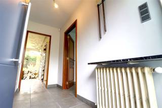 <p><span>RUSTIG GELEGEN VILLA MET ZALIG GROENE INVULLING</span></p><p><span> </span></p><p><span>Deze alleenstaande woning sluit zich mooi af van de straat, privacy, rust en comfort zetten er de toon.<br />Weg van de straat zorgt de inkom voor een warme ontvangst, er is een apart toilet en een vlotte doorsteek naar de leefruimte.<br />Heel veel licht en een bijzonder tuincontact zorgen voor een aparte woon beleving.  De keuken houdt zich apart, is goed voorzien met heel veel kastruimte en extra eethoek.</span></p><p><span>Er zijn 2 slaapkamers en een nette badkamer.  Met grote berging/wasplaats.</span></p><p><span>Een aangename gezelligheid zet zich ook buiten verder, terras, overdekt terras en groene tuin zorgen er voor een dagdagelijks vakantiegevoel.<br />Er is een aparte garage met vlotte toegang tot de tuin. </span></p><p><span> </span></p><p><span>NETJES AFGEWERKT<br />HEEL VEEL WOONCOMFORT<br />MOOIE, RUSTGEVENDE GROENE TUIN</span></p>