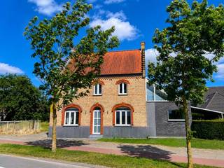omvattende een mooie en klare living, hobbyruimte/open mezzanine meegaand met de living, volledig ingerichte moderne open keuken, badkamer op het gelijkvloers en douchekamer op het verdiep, 2 aparte toiletten, 3 slaapkamers waarvan 1 op het gelijkvloers, ruime wasberging, koele berging, grote zolder, carport, tuinberging en tuin met terras