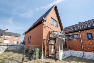 <p>Op zoek naar een plek waar je rust, ruimte en mogelijkheden vindt? In het charmante Niel bij Sint-Truiden wacht deze open bebouwing op een perceel van ruim 7 are op een nieuwe eigenaar die hier opnieuw leven in brengt.</p>
<p>Je komt binnen via de centrale inkomhal, die je naar de leefruimte leidt aan de rechterzijde van de woning. De woonkamer strekt zich uit over de volledige diepte en voelt aangenaam licht en open aan. Aansluitend vind je de eetkamer, die naadloos overgaat in de keuken. Verder zijn er op het gelijkvloers nog een praktische wasplaats, een apart toilet en toegang tot het terras.</p>
<p>Op de eerste verdieping bevinden zich drie slaapkamers en een badkamer, ideaal voor een gezin of voor wie extra ruimte wil om te werken of te ontspannen. De woning beschikt bovendien over een ruime kelder met de cv-installatie en extra bergruimte.</p>
<p>Buiten geniet je van een zonnige tuin op het zuid tot zuidwesten, met terras en tuinhuis. Een plek waar je moeiteloos lange zomeravonden ziet ontstaan.</p>
<p>Er werd reeds een simulatie gemaakt om te voldoen aan de renovatieplicht naar EPC D, wat meteen ook mooie toekomstmogelijkheden biedt. Benieuwd hoe jij hier je nieuwe thuis van maakt?</p>
