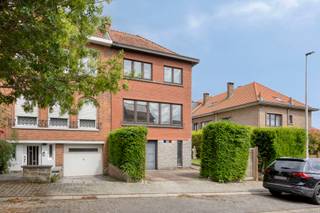 Immo Pické biedt u deze gunstig gelegen woning aan in Sint-Pieters-Leeuw, gelegen in de nabijheid van scholen, winkels, openbaar vervoer, invalswegen en alle voorzieningen. Deze bel-etagewoning beschikt op de gelijkvloerse verdieping uit een inkomhal, een toilet, een ruime garage met elektrische poort, een wasplaats en een berging. Op de eerste verdieping beschikt deze woning over een open leefruimte met aangrenzende keuken en een terras. Op de tweede verdieping vindt men een nachthal, 3 kamers (11 m², 10 m² en 6 m²) en een badkamer met douche, toilet en dubbele lavabo. Op de derde verdieping werd de zolder ingericht als ruime bijkomende slaapkamer (18 m²). Deze woning beschikt bovendien nog over een tuin die zich achter en aan de zijkant van de woning bevindt, met nog een extra buitenberging. Voor de garage is er ook nog een autostaanplaats terug te vinden. Extra informatie: CV op gas (2016), elektrische installatie conform (tot 2041), dubbele beglazing, geen renovatieplicht, ...