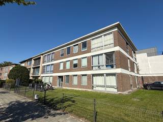 Ruim appartement van ca. 90 m² in het centrum van Brasschaat, op wandelafstand van winkels, openbaar vervoer en parkeergelegenheid.<br /><br />Het appartement bevindt zich op de 2de verdieping en beschikt over een inkomhal met gastentoilet en vestiairekast/bureaumeubel, twee slaapkamers (15 en 8 m2) en een badkamer met bad en lavabo. De ruime keuken en lichtrijke living bieden een aangenaam zicht op het park van Brasschaat, wat zorgt voor een groene en rustige woonomgeving.<br /><br />Een ondergrondse kelderberging is inbegrepen in de huurprijs.<br /><br />Maandelijkse provisie van €125 (exclusief de huurprijs), met inbegrepen verwarming.<br /><br />Ideaal voor wie comfortabel en centraal wil wonen in een aangename omgeving.