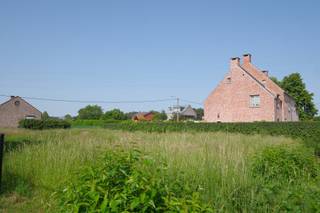 <p>Interesse in deze uitstekend gelegen bouwgrond?<span> </span><strong>Stedenbouwkundige voorschriften</strong><span> </span>en verkavelingsvoorwaarden verkrijgbaar op aanvraag<span> </span><strong>via mail naar info@immohuismus</strong>.be of<span> </span><strong>bel met Yannick op 0476 49 06 72</strong>.</p>
<p><strong>Bouwgrond voor halfopen bebouwing op een rustige ligging in Tenderlo (Balen)</strong></p>
<p>Droom je van een nieuwbouwwoning die je volledig naar eigen smaak kunt realiseren? Dan is dit bouwlot in het gezellige Tenderlo precies wat je zoekt. Het perceel is bestemd voor een ruime eengezinswoning in halfopen bebouwing en biedt tal van mogelijkheden voor een hedendaagse of landelijke architectuur.</p>
<p>Dankzij de royale bouwmogelijkheden creëer je moeiteloos een comfortabele gezinswoning met veel leefruimte. Bovendien geniet je van een aangename tuin waar ruimte is voor een terras, groenaanleg en een praktisch tuinhuis.</p>
<p>Gelegen in een rustige woonomgeving met een vlotte bereikbaarheid naar het centrum van Balen, Mol en omliggende gemeenten.<br />Op korte afstand van scholen, winkels en het station van Balen. Ook de fietsostrade F105 bevindt zich vlakbij, ideaal voor woon-werkverkeer en recreatieve fietsers.</p>
<p><strong>Troeven</strong><br />✔ Bouwgrond voor halfopen bebouwing<br />✔ Ruime bouwmogelijkheden<br />✔ Rustige en groene omgeving<br />✔ Ideaal voor gezinnen</p>
<p>Interesse in deze uitstekend gelegen bouwgrond?<span> </span><strong>Stedenbouwkundige voorschriften</strong><span> </span>en verkavelingsvoorwaarden verkrijgbaar op aanvraag<span> </span><strong>via mail naar info@immohuismus</strong>.be of<span> </span><strong>bel met Yannick op 0476 49 06 72</strong>.</p>