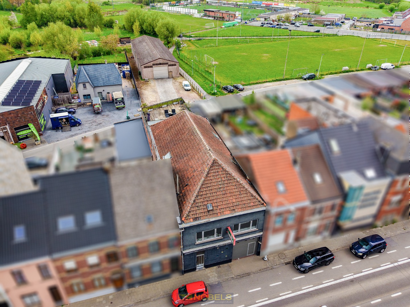 Te koop, veelzijdige eigendom met woonst en magazijn (300m²) met veel visibiliteit te Ninove - foto 1