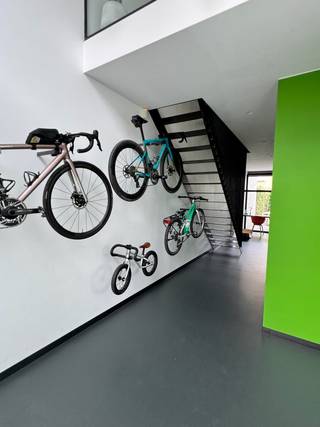Instapklare, energiezuinige architectenwoning in hartje Schelle
Een unieke combinatie van comfort, architectuur, energiezuinigheid en een topligging:
- EPC A
- Recent (2011) en instapklaar
- 212m² bew. opp.
- HOB met oprit
- 3 (à 4) slaapkamers
- 2 bureaus
- 2 badkamers
- Zonnepanelen
- Vloerverwarming
- Airconditioning
Halfopen, recente woning in een rustige speelstraat. Voor gezinnen die op zoek zijn naar een instapklare woning met hoogwaardige afwerking en moderne technieken, zonder renovatiezorgen (EPC A).
Grootte: bewoonbare opp. van maar liefst 212m², waarmee deze slimme en stijlvol ingedeelde woning verrassend veel ruimte biedt. Royale gevelbreedte van 7,5m en een bouwdiepte van 15m zorgt voor open en lichtrijk gevoel.
Ruimtes: 3 volwaardige slaapkamers, 2 badkamers en 2 bureaus, waardoor ingespeeld wordt op de noden van een gezin of thuiswerk.
Kwalitatieve afwerking: een strakke gietvloer, stijlvolle verlichting, maatwerkkasten, screens, vloerverwarming, alarminstallatie en solid surface werkbladen.
Energetisch: EPC-label A (31kWh), domotica, zonnepanelen, airco, nieuwe gasketel (en warmtepomp-klaar) en regenwaterput garanderen een energiezuinige en toekomstgerichte woonervaring.
Praktisch comfort: 2 bergingen én een ruime bergzolder, een oprit met e-laadvoorziening (mogelijkheid carport). De compacte west-gerichte tuin vormt bovendien de ideale onderhoudsvriendelijke buitenruimte.
Centrale ligging: rustig wonen met enkel wandel- en fietsverkeer (woonerf zone 20), terwijl winkels, scholen en openbaar vervoer vlakbij zijn. De Delhaize ligt op slechts 200m, de speeltuin Schelle Park op 50m, en natuurgebied de Bovenvliet en de wandeldijk aan de Schelde liggen letterlijk om de hoek.
Bezoekmomenten: De woning wordt rechtstreeks door de eigenaars verkocht (zonder tussenkomst van een immokantoor). Bezoeken verlopen op afspraak op:
Afspraak maken of meer info? leopoldstraatverkoop@gmail.com