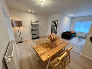 Prachtig, volledig gerenoveerde woning in het hartje centrum van Roeselare. De woning geniet van een goede bereikbaarheid en is gelegen vlakbij diverse handelaren, scholen en openbaar vervoer. <br /><br />De woning is ingedeeld als volgt: inkomhal met aansluitend de ruime leefruimte en lichtrijke keuken. Deze moderne keuken is volledig uitgerust en voorzien van een vaatwasmachine, oven, inductiekookplaat en ingebouwde koelkast. Aansluitend is er ook een badkamer met inloopdouche, toilet, wastafel en verwarmd handdoekenrek. Via het schuifraam in de keuken hebben we toegang tot het overdekt terras, wasplaats en tuin. <br /><br />Op het eerste verdiep vindt u 2 slaapkamers en een extra ruimte die kan dienen als bureau, 4e slaapkamer of multifunctionele kamer. Op de 2de verdieping vinden we de 3e slaapkamer terug. <br /><br />Deze woning geniet van het volgende comfort: parket, nieuwe nutsvoorzieningen, nieuwe centrale verwarming op aardgas, dubbele beglazing PVC, ...<br /><br />Wenst u graag een bezoek? Contacteer ons dan zo snel mogelijk! <br /><br />