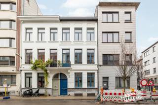 Charmante herenwoning met vier slaapkamers in een rustige doodlopende straat nabij het groene Vinkenhof!Deze woning is als volgt ingedeeld: via de...