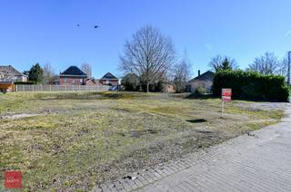 Mooi perceel met een straatbreedte van + 30m. Zonder bouwverplichting