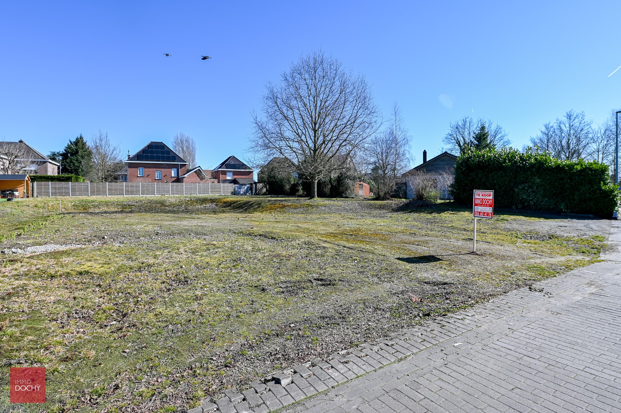 Mooi perceel met een straatbreedte van + 30m. Zonder bouwverplichting