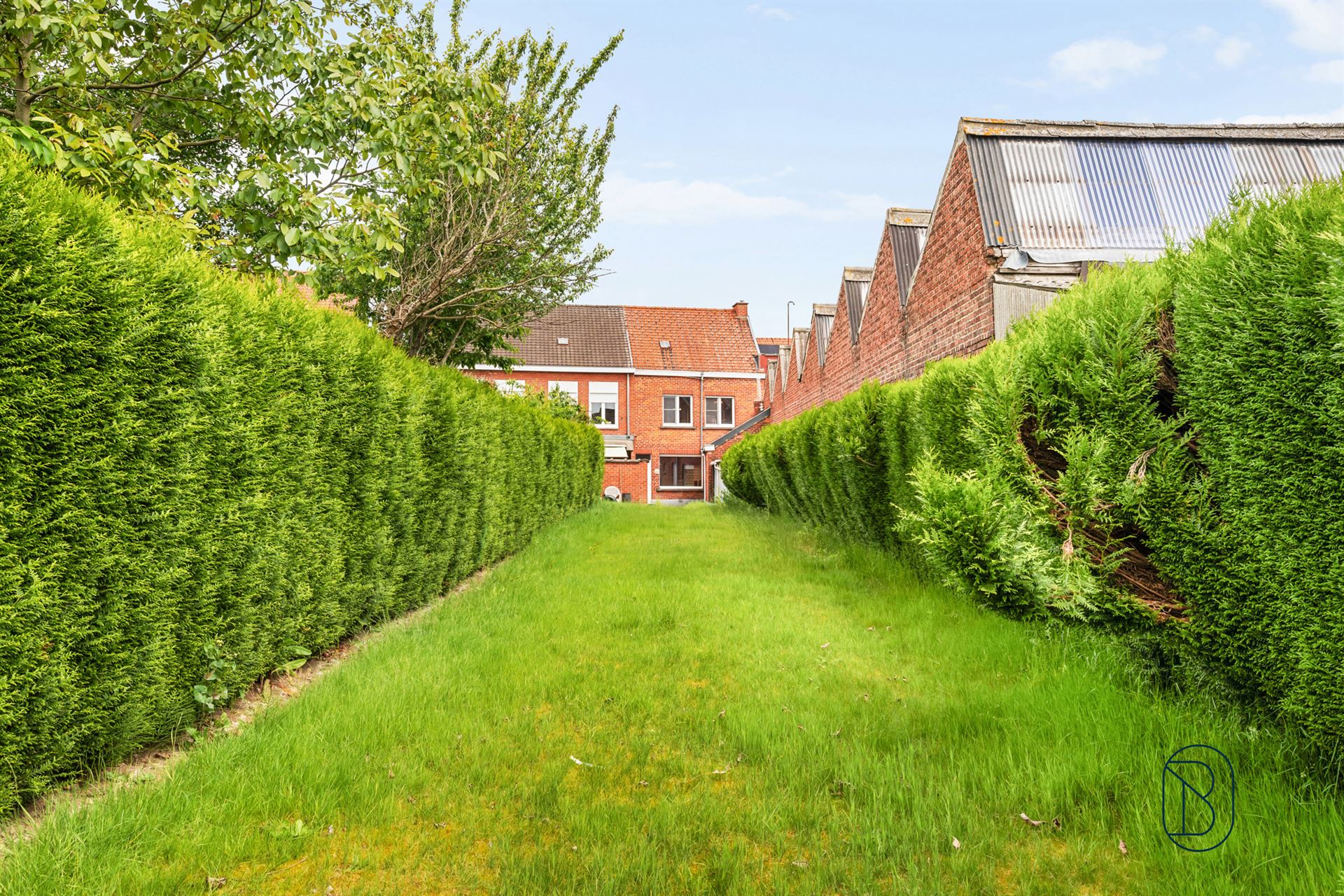 Te renoveren gezinswoning met 3 slaapkamers en grote tuin! - foto 4