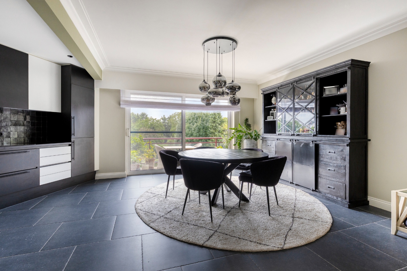 Volledig gerenoveerd 3-slaapkamerappartement met terras - foto 5