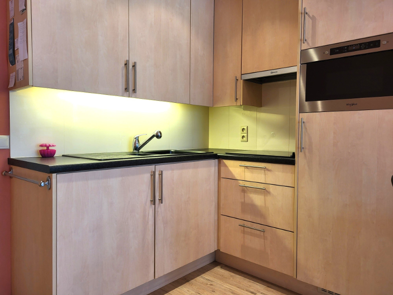 Vente d'un studio situé au centre de la ville et renové avec coin couchage et terrasse - photo 3