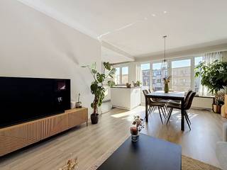 Op een aangename locatie in het hart van Edegem vinden we dit verzorgd appartement op de eerste verdieping, ideaal voor wie comfortabel wil wonen met alle dagelijkse voorzieningen binnen handbereik.<br /><br />Het appartement beschikt over een aangename leefruimte met een mooie, volledig ingerichte keuken die een praktische en moderne uitstraling combineert met voldoende werk- en opbergruimte.<br /><br />Daarnaast zijn er twee slaapkamers, waardoor het appartement zowel geschikt is voor een koppel, een klein gezin als voor wie een extra kamer wenst als bureau of hobbyruimte.<br /><br />Ook de verzorgde badkamer draagt bij aan het aangename wooncomfort.<br /><br />Een absolute troef is het terras, een fijne plek om rustig van de buitenlucht te genieten en het appartement extra leefruimte te geven.<br /><br />De ligging is bijzonder interessant. De Oude Godstraat bevindt zich in de centrumomgeving van Edegem, waardoor winkels, scholen, horeca en dagelijkse voorzieningen vlot bereikbaar zijn. Ook voor wie zich met de fiets of het openbaar vervoer verplaatst, is dit een praktische uitvalsbasis. Edegem beschikt over verschillende busverbindingen en via de fietsostrade zijn onder meer Antwerpen, Mechelen en Lier vlot bereikbaar.<br /><br /><br />EPC :  88 kWh/m<sup>2</sup> (Label A)<br />Stedenbouwkundige inlichtingen in aanvraag<br />Waterinfo : P-Score = D, G-Score = D<br /><br />Dit is niet wat je zoekt ? Al gehoord van AANKOOPBEGELEIDING ?   Wij zoeken, bezoeken en onderhandelen mee met jou voor eigendommen die worden aangeboden door particulieren, andere makelaars of eigendommen die zelfs (nog) niet te koop staan?<br />Vraag meer informatie over aankoopbegeleiding via welkom@dehuisleverancier.be of 0489/069.000<br /><br />de Huisleverancier : Persoonlijk, voor iedereen Service, Kwaliteit en Vertrouwen !