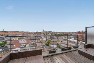 Op de vijfde verdieping van een verzorgde residentie langs de Torhoutsesteenweg bevindt zich dit instapklare en bijzonder lichtrijke appartement. Dankzij de grote raampartijen geniet de leefruimte van een aangename natuurlijke lichtinval en een open uitzicht aan de voorzijde richting de kust van Oostende.<br /><br />De ruime woonkamer sluit aan op een praktische, afzonderlijke keuken met handige berging, ideaal voor extra opslag en wasvoorzieningen. Verder beschikt het appartement over twee volwaardige slaapkamers, een nette badkamer met bad-douchecombinatie en een apart toilet.<br /><br />Achteraan geniet u van een verrassend panoramisch uitzicht over een laagbouw residentiële wijk van Oostende, waarbij verschillende bekende herkenningspunten van de stad zichtbaar zijn. Het zonnige terras vormt de ideale plek om in alle rust van dit unieke vergezicht te genieten.<br /><br />De centrale ligging biedt een vlotte verbinding naar het stadscentrum, winkels, openbaar vervoer en de invalswegen, waardoor dit appartement zowel geschikt is als eigen woonst, tweede verblijf of investering.<br /><br />Bent u op zoek naar een betaalbaar appartement met twee slaapkamers, veel lichtinval, een ruimtelijk gevoel en mooie vergezichten? Dan is dit appartement absoluut een bezoek waard. Neem vandaag nog contact op voor meer informatie of een bezichtiging.