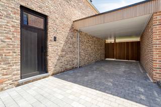 Verkoop onder registratierechten !<br /><br />Dit uitzonderlijk ruime appartement combineert comfort, energiezuinigheid en een hoogwaardige afwerking. Via de privatieve inkom betreedt u een lichtrijke leefruimte met open keuken, afgewerkt met kwaliteitsmaterialen en voorzien van ingemaakte maatkasten. De drie volwaardige slaapkamers bieden tal van indelingsmogelijkheden, ideaal voor gezinnen, thuiswerk of logeerkamers. De twee badkamers zijn modern ingericht en uitgerust met hedendaags comfort.<br /><br />Dankzij het BEN-concept geniet u van een zeer gunstig E-peil, met vloerverwarming, warmtepomp, ventilatiesysteem type D en zonnepanelen, wat resulteert in een uiterst lage energiekost. Het appartement beschikt bovendien over een aangenaam terras en een privatief tuintje, perfect om in alle rust buiten te genieten. Tot slot is er een carport en is er plaats voor 2 wagens.<br /><br />Met een bewoonbare oppervlakte van 145 m² biedt deze woonst bijzonder veel ruimte. De ligging is uitstekend, vlakbij alle voorzieningen en met een vlotte verbinding naar de oprit van de E314.