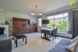 <p><span>Lichtrijk appartement in kleinschalig gebouw!</span></p><p><span> </span></p><p><span>Dit appartement vinden we terug nabij winkels, openbaar vervoer, ….</span></p><p><span>Het gebouw bestaat uit maar 3 appartementen in totaal wat zorgt voor een rustige sfeer.</span></p><p><span> </span></p><p><span>Indeling:</span></p><p><span>We nemen de trap naar de eerste verdieping en komen binnen in de ruime inkomhal, langs hier heeft u toegang tot alle ruimtes.</span></p><p><span>De leefruimte bevat grote schuiframen wat zorgt voor ontzettend veel lichtinval en een goede verluchtingsmogelijkheid.</span></p><p><span> </span></p><p><span>Aansluitend vinden we de keuken terug met vaatwasser, kookfornuis, dampkap, spoelbak, aansluiting voor de wasmachine. Ook de condenserende ketel is hier aanwezig en dateert van 2022.</span></p><p><span>In de gang vinden we het apart toilet met handenwasser terug.</span></p><p><span> </span></p><p><span>De 2 slaapkamers liggen aan de achterzijde van het gebouw waardoor u kan genieten van uiterste rust.</span></p><p><span>De grote slaapkamer geeft toegang tot de badkamer met lavabomeubel en ligbad.</span></p><p><span>De kleine maar nog steeds volwaardige kamer geeft uit op het zuidwest gericht en overdekt terras, deze heeft sinds 2 jaar een vernieuwde vloer.</span></p><p><span> </span></p><p><span>Ten slotte is er nog een ruime en droge privatieve kelderberging voorzien.</span></p><p><span> </span></p><p><span>Nuttige informatie:</span></p><ul><li><span>EPC 153 kWh/m²J label B</span></li><li><span>Elektriciteit is conform</span></li><li><span>Asbestattest in aanvraag</span></li><li><span>Gemene lasten: om de 3 maanden waterverbruik + jaarlijks de blokpolis</span></li><li><span>Recente condensatieketel van 2022!</span></li><li><span>Waterinfo: G-score A P-score A</span></li></ul><p><span> </span></p><p><span>Voor meer info of een bezoek ter plaatse bel 03/449.42.41 of surf naar <span>www.habicom.be</span></span></p><p><span>Benieuwd naar de waarde van jouw woning? Check het gratis op <span>www.watismijnhuiswaard.be</span></span></p><p><span> </span></p><p><span> </span></p>