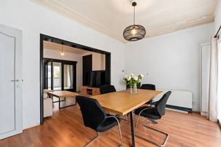 <p><span>Te renoveren woning met 3 slaapkamers, garage, magazijn en koer in Balegem( Oosterzele)</span></p><p><span>Op zoek naar een woning die u volledig naar eigen smaak verder kunt afwerken? </span></p><p><span>Deze woning aan Gootje 52, biedt circa 178 m² bewoonbare oppervlakte op een perceel van 252 m².</span></p><p><span>De woning beschikt over een inkomhal, leefruimte met zit- en eetgedeelte, ruimte voor een keuken met ontbijthoek, 3 slaapkamers en een reeds ingerichte zolder. De keuken en badkamer vragen verdere inrichting en afwerking. Renovatie- en afwerkingswerken zijn reeds gestart.</span></p><p><span>De garage, bijgebouwen en afgesloten koer bieden extra gebruiksmogelijkheden. </span></p><p><span>Een eigendom met potentieel voor wie de handen uit de mouwen wil steken en een thuis op maat wil creëren.</span></p><p><span>Ontdek de mogelijkheden tijdens een bezoek.</span></p><p><span>De ingerichte renovatiebeelden zijn AI - visualisaties </span><span>en tonen een mogelijke toekomstige afwerking.</span></p><p><span> </span></p><p><span>Voor verdere info en /of bezoek contacteer:</span></p><p><span>Jean-Pierre</span></p><p><span>0475/51 34 67 of mail naar <span>jean-pierre@janssenenjanssen.be</span></span><span> </span></p><p><span> </span></p><p><span>1ste bezoekmoment op zaterdag 31/10 van 14u00 tot 17u00 op afspraak!!</span></p>