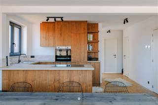 <p><span>Op zoek naar een prachtig duplex-penthouse te koop nabij het centrum Sint-Niklaas? Ontdek dan zeker dit tot in de puntjes gerenoveerd appartement!</span></p><p><span> </span></p><p><span>Enkele troeven op een rij:</span></p><p><span>- Kwalitatieve en duurzame renovatie in 2025</span></p><p><span>- Prachtige materialen: parket, mortex, notelaar kasten,... </span></p><p><span>- Zeer lage gemeenschapelijke kosten </span></p><p><span>- Goede locatie nabij het centrum van Sint-Niklaas</span></p><p><span>- 3 slaapkamers - 2 badkamers</span></p><p><span>- Gemeenschappelijke tuin</span></p><p><span> </span></p><p><span>Het appartement is gelegen op de tweede en bovenste verdieping van een volledig gerenoveerde residentie. </span></p><p><span> </span></p><p><span>Zo ziet het appartement eruit: </span></p><p><span>Leefruimte voorzien van grote raampartijen en open keuken in notelaar voorzien van alle toestellen (vaatwasser, oven, inductie kookplaat met geïntegreerde dampkap, diepvries,...).</span></p><p><span>Voorzien verder beschikt het appartement over twee volwaardige slaapkamers (12m² en 14m²). Badkamer afgewerkt in mortex met inloopdouche, toilet en lavabo. Aparte berging (met aansluiting wasmachine). </span></p><p><span> </span></p><p><span>Op de verdieping zijn er nog één extra slaapkamer + bureauruimte, berging en badkamer (met ligbad).</span></p><p><span> </span></p><p><span>Het gebouw is recent voorzien van een nieuw dak, nieuwe ramen en gevelisolatie waardoor het appartement over een uitstekend energielabel (B) beschikt. Het gebouw is dus volledig futureproof! </span></p><p><span>Bovendien werd het appartement volledig gestript (incl. nieuwe leidingen, elektriciteit). U koopt dus het comfort van een nieuwbouwappartement maar onder registratierechten! </span></p><p><span> </span></p><p><span>Achteraan de residentie wordt een gemeenschappelijke tuin aangelegd. </span></p><p><span> </span></p><p><span>Mogelijkheid tot aankoop van een ruime garagebox voorzien van automatische poort (€ 25.000). </span></p><p><span> </span></p><p><span> </span></p><p><span> </span></p>