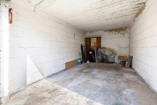 Bent u op zoek naar een garagebox voor uw auto of net naar een ruime plaats om materiaal in op te bergen? Zoekt u een leuke investering om te verhuren? Dan stellen wij graag deze garagebox (nr. 57) aan u voor!<br /><br />Bovengronds gelegen in een afgesloten garagecomplex (automatische poort vooraan) met rolluikpoort. Momenteel is de garagebox verhuurd.<br /><br />Afmetingen: 6,50m x 3,18m (poort: 1,79m x 2,75m).<br /><br />Voor meer informatie of een bezichtiging kan u One vastgoed steeds bereiken op volgend nummer 03 360 85 30.