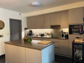 Dit gezellige appartement (BJ 2018) is gelegen nabij het centrum van Stabroek, en heeft volgende indeling: inkomhal met gastentoilet, vervolgens...