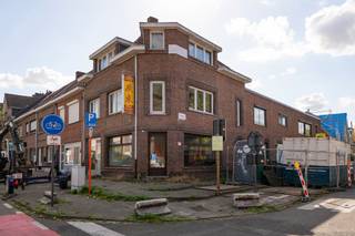 Op de hoek van de Kapellestraat en de Sint-Leonardusstraat bevindt zich dit pand die zich leent voor een commerciële uitbating en daarboven wonen...