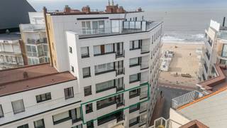 Dit zeer mooi, compleet en smaakvol gerenoveerd appartement met twee volwaardige slaapkamers en twee badkamers bevindt zich aan de Zeedijk in het Zoute. Het stijlvolle, energiezuinige appartement is gelegen tussen het Albertplein en het Driehoeksplein en biedt u zeezicht vanop de vierde verdieping. <br /><br />Indeling: inkomhal voorzien van een gastentoilet en vestiaire, ruime, zeer brede en lichtrijke woonkamer, volledig uitgeruste keuken met een werkblad in travertin en voorzien van hoogwaardige Miele-apparatuur, de master bedroom beschikt over op maat gemaakte inbouwkasten en een terras met zeezicht, aansluitende badkamer, tweede volwaardige slaapkamer met veel ingebouwde kasten, tweede badkamer.<br /><br />Daarnaast is er een kelderberging en een fietsenberging in het gebouw.<br /><br />Het gebouw werd alvast vernieuwd (nieuwe buitengevel, nieuwe terrassen met transparante balustrades, lift,…).<br /> <br />Er is de mogelijkheid tot aankoop van een staanplaats in een gebouw nabij het appartement.<br /><br />Bezoeken? Graag na afspraak met Avantimmo op het nummer 050 62 50 55<br /><br />Bekijk de video op www.avantimmo.be