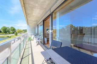 Achat de multipropriété: Studio - 10/12 mois (y compris juillet et août). Emplacement - 5,5/12 mois.Studio avec une belle vue sur le lac à Duinbergen.Ce studio lumineux au mobilier contemporain est situé dans un domaine calme et verdoyant à Duinbergen, avec une vue magnifique sur le lac. Un endroit idéal pour ceux qui recherchent le confort et la détente dans un cadre naturel, juste à l'écart de l'agitation du centre-ville. L'espace de vie est baigné de lumière grâce à de grandes fenêtres et communique agréablement avec une cuisine ouverte entièrement équipée. Le coin nuit est pratiquement intégré et offre un accès direct à une salle de bains bien entretenue, équipée d'une baignoire et d'un lavabo. Toilette séparée. L'espace de vie s'ouvre sur un balcon ensoleillé où l'on peut profiter de la vue sur l'eau.En tant que résident, vous bénéficiez d'excellents équipements au sein de la résidence, notamment d'une piscine couverte et chauffée. Celle-ci est accessible de 6h à 22h, sauf vers l'heure du midi pour cause d'entretien. Diverses zones de loisirs telles que des tables de ping-pong et un terrain de basket se trouvent également dans le magnifique domaine de plus de 20.000 m², qui comprend un parc et une plage privée. Il y a également la possibilité d'acheter un emplacement dans la résidence.Vous souhaitez obtenir des informations complémentaires ou programmer une visite ? Contactez Enzo Logiudice au 0474/62 18 81 ou par e-mail enzo@immocnc.be.