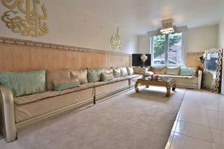 ENORM RUIME GEZINSWONING MET ZALIG ZONNIGE TUIN Achter deze brede gevel schuilt heel veel woonvolume,  een diepe uitbouw zorgt er voor heel wat...