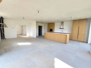 Immo3000 vous présente avec fierté cette magnifique maison semi-ouverte toute neuve, située dans le paisible et verdoyant Binkom (Lubbeek), à proximité de toutes les commodités et bénéficiant d'une excellente connexion vers les villes environnantes. Construite en 2026, cette habitation moderne allie design épuré et agencement fonctionnel, idéal pour les familles à la recherche d’espace et de confort.<br /><br />La maison est livrée totalement prête à peindre, avec aménagement extérieur inclus. Pour atteindre un indice énergétique exceptionnel de -20, elle est équipée de triple vitrage X3, de panneaux solaires, d’un système de ventilation D, d’une pompe à chaleur air-eau, et bien plus encore.<br /><br />Grâce à une implantation astucieuse sur le terrain, le séjour se situe au niveau « -1 ». Vous y découvrirez une cuisine spacieuse et luxueusement équipée avec îlot central (sur mesure, électroménagers Samsung, plan de travail en Corian), un grand cellier/buanderie et suffisamment de place pour un salon et une salle à manger. Depuis ce séjour, vous profiterez d’une vue dégagée sur les champs à l’arrière.<br /><br />Au rez-de-chaussée, trois grandes chambres et une salle de bains entièrement équipée vous attendent. À l’étage supérieur, vous trouverez deux autres chambres, dont une avec dressing walk-in et salle de bains privative (bain, douche, double lavabo, WC), ainsi qu’un espace de rangement technique.<br /><br />Si les 261 m² de surface habitable ne suffisent pas, un grenier accessible depuis le hall offre encore plus d’espace.<br /><br />Avec une surface habitable de 261 m² sur un terrain de 536 m², incluant deux places de parking, cette maison à Binkom vous offre tout le nécessaire pour réaliser votre rêve de vie. Curieux de découvrir comment ce bien correspond à vos souhaits ? Contactez-nous dès aujourd’hui pour organiser une visite !<br /><br />« VENTE EN GESTION PROPRE »