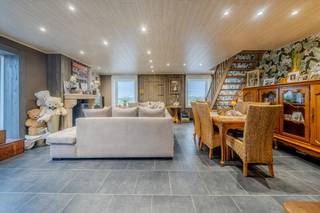 Op zoek naar een instapklare woning te koop in Langemark, vlakbij het centrum? Deze charmante halfopen bebouwing combineert een warme, landelijke uitstraling met hedendaags wooncomfort en vormt de ideale gezinswoning of starterswoonst in het hart van Langemark-Poelkapelle.<br /><br />De eigendom werd grondig gerenoveerd in 2021 en straalt rust, licht en kwaliteit uit. Met een bewoonbare oppervlakte van 106 m² geniet u van een doordachte indeling die elke vierkante meter optimaal benut. De leefruimte baadt in het daglicht en sluit mooi aan op de open keuken, ideaal voor gezellige momenten met familie of vrienden. De woning beschikt over twee volwaardige slaapkamers en een verzorgde badkamer, perfect afgestemd op comfortabel dagelijks wonen.<br /><br />Buiten wordt u verrast door het zonnige en gezellige terras, waar u in alle privacy kan ontspannen en genieten van de landelijke zichten. Een absolute meerwaarde is het ingerichte bijgebouw, dat tal van mogelijkheden biedt als hobbyruimte, bureau of extra bergruimte. Naast de woning bevindt zich een praktische oprit met plaats voor twee wagens.<br /><br />Dankzij de topligging nabij het centrum van Langemark woont u rustig, maar toch dicht bij winkels, scholen en verbindingswegen. Deze gerenoveerde woning is een unieke kans voor wie een ruime woning zoekt met karakter, comfort en een aangename buitenbeleving.<br /><br />Interesse in deze eigendom te koop in Langemark? Contacteer Immo Francois en ontdek zelf de charme en troeven van deze woonst tijdens een bezoek.<br /><br />Woning verkopen in Langemark? Vraag je gratis schatting aan bij Immo Francois, jouw lokale makelaar.<br /><br />