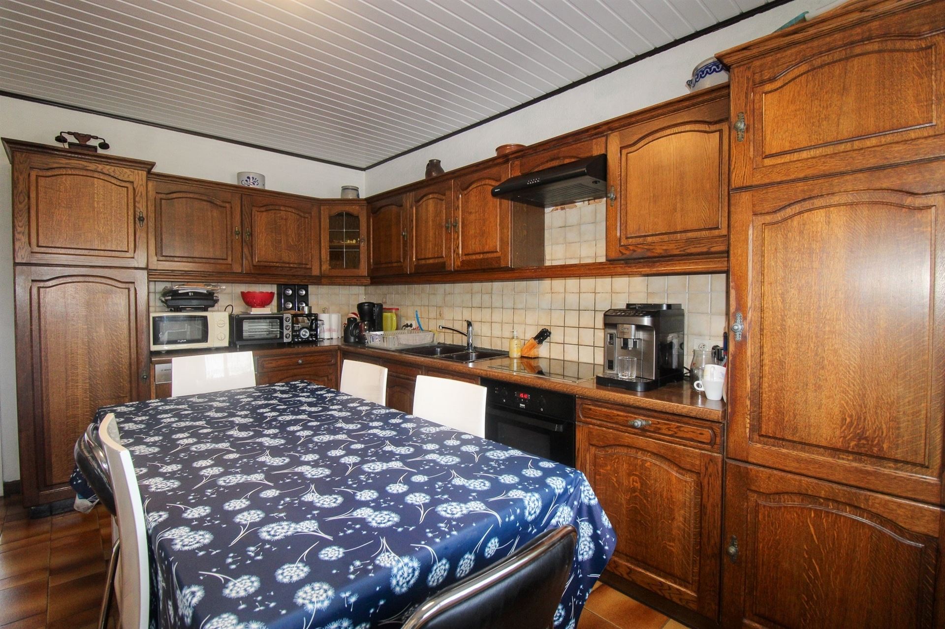 Vrijstaande gezinswoning met 4 slaapkamers, ruime kelder en garage, zonnepanelen mét certificaten en tuin op een vlot bereikbare toplocatie in Maasmechelen! - foto 5