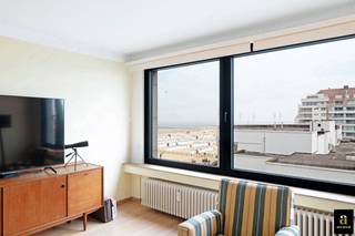 Lichtrijke appartement op de vijfde verdieping, ideaal gelegen vlak bij zee en met prachtig uitzicht over het Casino. U geniet van een mooi zijdelings zeezicht én rust: er zijn geen bovenburen.<br /><br />Indeling: comfortabele woonkamer met veel lichtinval, een aparte ingerichte keuken, een royale inkomhal met vestiaire en gastentoilet. Verder beschikt het appartement over twee uitzonderlijk ruime slaapkamers, een nette badkamer en een westgericht zonneterras aan de achterzijde.<br /><br />Privatieve kelder. Conforme lift & recente gevelrenovatie. <br /><br />Ideale pied à terre als tweede verblijf!