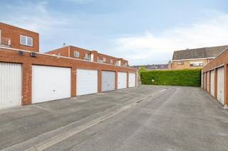 Appartement (eerste verdieping) langs de Raadsherenlaan met 2 slaapkamers, lichtrijke woonruimte, zongericht terras en garagebox (€ 25.000,00). Dit prima onderhouden appartement te koop (81m² aan bewoonbare oppervlakte / EPC B: 125) geniet van een centrale, doch rustige ligging in een kindvriendelijke omgeving nabij het centrum van Sint-Kruis (Brugge), openbaar vervoer, buurtwinkels, warenhuizen, scholen, sportcentra en met een vlotte verbinding richting Brugge, Damme, Knokke, Maldegem...<br />Indeling:<br />Eerste verdieping (circa 81m²):<br />- Ruime inkomhal met gastentoilet;<br />- lichtrijke woonkamer;<br />- afzonderlijke leefkeuken;<br />- praktische berging met CV-installatie;<br />- 2 ruime slaapkamers (14m² & 13m²) waarvan 1 met zongericht terras;<br />- badkamer (4m²) voorzien van ligbad met douchemogelijkheid en lavabo in meubel. <br />Gelijkvloers:<br />- Garagebox (€ 25.000,00)<br /><br />Bestuursmaatregelen in het maatregelenregister: nee