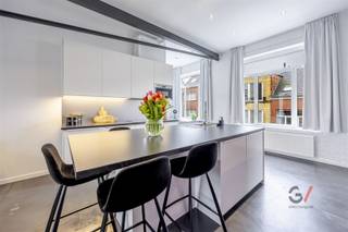 In de Coxiestraat 15, in het hart van Mechelen, vind je geen gewone woning, maar een lichtrijke stadsloft met karakter en rust. Een open ruimte...