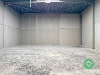 Nieuwe geïsoleerde KMO-unit te Aartrijke met een oppervlakte van 192 m² en 2 private parkeerplaatsen. <br /><br />Deze loods met brandklasse C heeft een oppervlakte van 192 m² en een vrije hoogte van +/- 6 m,. <br /><br />Deze UNIT bestaat uit: een sectionaalpoort van 4,50 m op 4,50 m, een afzonderlijke toegangsdeur, lichtstraat met rookluik, een regenwaterput van 6500 liter en een sceptische put. <br /><br />Alle nutsvoorzieningen, zoals water / elektriciteit / internet komen binnen in de unit. Er is ook een mogelijkheid om later zonnepanelen te plaatsen op de dakstructuur. <br /><br />Dit project is strategisch gelegen te Aartrijke, vlot bereikbaar en op korte afstand van Torhout, Ruddervoorde en de E403. Het bedrijventerrein is ideaal voor kleine en middelgrote ondernemingen die op zoek zijn naar een functionele, duurzame en goed bereikbare uitvalsbasis in West-Vlaanderen.<br /><br />Interesse? Neem contact met ons op voor meer info of een bezoek ter plaatse.