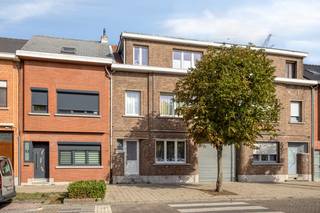 In de Edward Claessenslaan te Niel vinden we deze zeer ruime en gerenoveerde woning. De woning is een solide betonnen constructie en werd met...