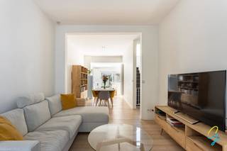 <p><span>Op een uitstekende locatie in Gentbrugge bevindt zich deze smaakvol gerenoveerde (2016) en instapklare gezinswoning, waar ruimte, licht en comfort perfect samenkomen.</span></p>
<p><span>Bij het betreden van de woning word je verwelkomd in een ruime, lichtrijke leefruimte met een volledig uitgeruste open keuken. De grote raampartijen zorgen voor een aangename lichtinval en creëren een gezelige sfeer. Op het gelijkvloers bevinden zich eveneens een apart gastentoilet en een gezellige stadstuin, de ideale plek om te ontspannen.</span></p>
<p><span>De eerste verdieping beschikt over een ruime slaapkamer en een stijlvolle, volledig geïnstalleerde badkamer. Op de tweede verdieping bevinden zich nog twee volwaardige slaapkamers. Eén ervan geeft via een en-suite verbinding toegang tot de ingerichte zolder, die perfect kan dienen als logeerkamer, bureau of hobbyruimte. Zo biedt de woning in totaal vier volwaardige slaapmogelijkheden.</span></p>
<p><span>Dankzij het gunstige EPC-label B geniet je bovendien van een energiezuinige woning met een laag energieverbruik.</span></p>
<p><span>Ook de ligging is een absolute troef. Scholen, winkels, openbaar vervoer en de op- en afritten van de autostrade bevinden zich in de onmiddellijke omgeving, waardoor je geniet van een uitstekende bereikbaarheid.<br /><br />Richtprijs: 465.000€<br /></span></p>
<p>Interesse? Neem contact op met Ruben via 0479/ 03 90 17 of ruben@cornelis-goeman.be.<br />Of via de website van Cornelis & Goeman. Wij ontvangen u graag voor een persoonlijke rondleiding.</p>