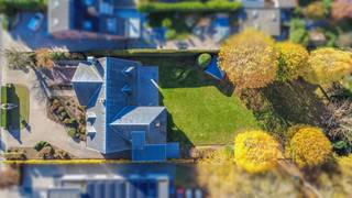 Een goed gelegen ruime villa met grote siertuin, ideaal voor vrij beroep,gelegen nabij ring en openbaarvervoer..Bestaat uit:Op het gelijkvloers:...