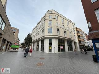 Subliem gelegen hoekhandelspand met volumineus winkeloppervlakte (199m²).<br />Residentie Rialto is gelegen in de bruisende stadskern van Oostende. Het vele lichtinval is mede te danken aan de bijzonder grote glaspartijen en de vrije plafondhoogte van 5m45. De gevel meet 50 meter die zich vertaald in een boeiende etalageruimte. Daarbovenop is er nog een kelder van 82,08m² met rechtstreekse toegang vanuit het handelsgelijkvloers.<br /><br />Casco oplevering waardoor de inrichting naar eigen believen kan worden ingevuld. Er zijn meerdere handelsdoeleinden mogelijk (ook horeca). De hoge plafonds, grote glaspartijen en bijzondere oppervlakte geven een onevenaarbaar ruimtegevoel en werkelijk winkel-/horecabelevenis.<br /><br />Extra troeven:<br />- gunstige energiescore en E-peil;<br />- opsplitsing mogelijk naar 2 units;<br />- terraszones kunnen voorzien worden (mits aanvraag bij Stad Oostende);<br />- onmiddellijk vrij;<br />- meerdere handelsbestemmingen mogelijk.<br /><br />Locatie is alles! Dit pand dankt zijn commerciële ligging door de aanpalende trendy shopping- en horecastraten (Adolf Buylstraat, Langestraat, Madridstraat en Hertstraat). <br />Door de strategische ligging nabij zeedijk, casino en winkelstraten is zowel dag- als avonduitbating mogelijk. Deze buurt is in volle ontwikkeling (nieuwbouwappartementen, assistentieflats, lokale handelaars met een nieuwe zaak... Bent U de volgende?<br /><br />Ideaal geschikt voor een ondernemer die zijn business naar een hoger niveau wil tillen in een moderne residentie.<br />Opgesplitste verhuur ook mogelijk -> informatie te verkrijgen kantoor.<br />Voorwaarden bespreekbaar.<br /><br /><em>De huurprijs valt onder het BTW-regime.</em>