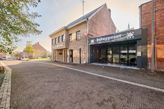 Ontdek dit prachtig gerenoveerde horecapand in de Kogelstraat 12, een rustige zijstraat op wandelafstand van het bruisende centrum van Diepenbeek. Het pand werd recent van A tot Z vernieuwd met kwaliteitsvolle materialen, waardoor het vandaag in quasi nieuwstaat verkeert. Hier kun je zonder bijkomende investeringen meteen aan de slag.<br /><br />De doordachte indeling, moderne afwerking en grote raampartijen zorgen voor een uitnodigende sfeer die perfect past bij uiteenlopende concepten: restaurant, lunchbar, koffiebar, traiteurzaak, eetcafé, broodjeszaak, … De mogelijkheden zijn werkelijk zeer uitgebreid.<br /><br />Daarnaast beschikt het pand over een ruime kelder, ideaal voor stockage of extra voorzieningen. Achteraan bevindt zich bovendien een polyvalente ruimte van ca. 20 m², uitgerust met wastafel en douche, perfect inzetbaar als extra werkruimte, personeelsvoorziening, atelier of multifunctionele kamer.<br /><br />Het naastgelegen en achterliggende pand staan eveneens te koop. Hierdoor kan worden gekeken naar een totaalproject op een perceel van maar liefst 442 m². Dit opent bijkomende ontwikkelings- en uitbreidingsmogelijkheden, waaronder de optie om hoger te bouwen met twee extra bouwlagen, ideaal voor wie een ruimer commercieel concept of een kleinschalig project wenst te realiseren.<br /><br />Dankzij de gunstige ligging combineer je zichtbaarheid met bereikbaarheid. Parkeergelegenheid in de omgeving en de nabijheid van het centrum maken dit een uiterst interessante commerciële locatie.<br /><br />Ben je op zoek naar een plek waar je jouw horecadroom kan waarmaken? Dan biedt dit instapklare pand in Diepenbeek de ideale basis voor een succesvolle toekomst.<br /><br />Algemene gegevens:<br />• Perceeloppervlakte: 125 m²<br />• Bruikbare vloeroppervlakte: 123 m² (bron EPC-verslag).<br />• Verwarming: gas (radiatoren) en airco<br />• EPC Label E (UC 20220815-0002654377-KNR-1) - renovatieplicht van toepassing (Minimaal maatregelenpakket)<br />• Keuring elektrische installatie: conform • Vergunning uitgereikt, Woongebied, Geen rechterlijke herstelmaatregel of bestuurlijke maatregel opgelegd, Geen voorkooprecht ruimtelijke ordening aanwezig, Geen verkavelingsvergunning<br />• Watertoets: P-score: A ; G-score: A<br />• Niet gelegen in watergevoelig openruimtegebied<br /><br />Locatie: <br /><br />Diepenbeek geniet van een strategische locatie tussen Hasselt en Genk, twee van de belangrijkste economische en culturele centra van Limburg. Dankzij de nabijheid van de E313 ben je vlot verbonden met de hele provincie en daarbuiten, wat zowel klantenstromen als logistiek vergemakkelijkt.<br /><br />Het pand bevindt zich op wandelafstand van het bruisende centrum van Diepenbeek, met tal van winkels, diensten en dagelijkse passage. De gemeente staat bovendien bekend om haar jonge, levendige karakter, mede dankzij de sterke aanwezigheid van UHasselt, PXL Hogeschool en verschillende onderzoeks- en technologiecampussen. Deze mix van studenten, werknemers en bewoners creëert een constante en diverse instroom van potentiële klanten.<br /><br />Ook de aanwezigheid van verschillende industrie- en onderzoekszones in de nabije omgeving biedt commerciële kansen voor wie zich wil richten op catering, afhaal, bedrijfsleveringen of snelle lunchconcepten. Kortom: een locatie met uitstekende bereikbaarheid, een groeiend publiek en tal van zakelijke mogelijkheden.