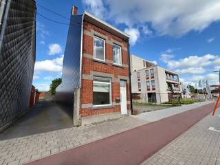 Ontdek deze verrassend ruime woning op een uitstekende ligging in Roeselare, gelegen aan de Westlaan 14. Dankzij de centrale locatie bevinden het stadscentrum, winkels en andere dagelijkse voorzieningen zich op wandelafstand. Ook het station en de E403 zijn vlot bereikbaar op slechts enkele minuten rijden, wat zorgt voor een uitstekende mobiliteit. De woning beschikt over een ruime leefruimte met verschillende gezellige woonzones en een praktische keuken. Verder zijn er een badkamer, een aangename tuin en momenteel twee volwaardige slaapkamers aanwezig. Daarnaast biedt de woning de mogelijkheid om eenvoudig een derde en zelfs vierde slaapkamer te creëren. Een ideale opportuniteit voor gezinnen of investeerders die op zoek zijn naar ruimte en een centrale ligging.<br /><br /><span>Gelijkvloers (77m2):</span><br />Inkom - living (43m2) ingedeeld in verschillende ruimtes achter elkaar - keuken (15m2) ingerichte met oven, gasbekken, dampkap, spoelbak en kasten - berging onder de trap douchekamer met douche en lavabo - apart toilet - tuin met poortje aan de zijkant<br /><br /><span>1ste Verdieping (32m2):</span><br />Traphal (4m2) - 2 slaapkamers (14m2 en 10,5m2) met laminaat en trap naar de tweede verdieping<br /><br /><span>2de Verdieping (26m2):</span><br />Zolder (via vaste trap), mogelijks in te richten met 1 of 2 extra slaapkamers<br /><br /><span>Algemeen:</span><br />- op 8km van de E403 (10 min)<br />- op wandelafstand van het openbaar vervoer, scholen, winkels en het centrum<br />- het station ligt op 4 min<br />- PVC ramen met dubbele beglazing (gelijkvloers met rolluik)<br />- tuin met zijpoortje<br />- CV op gas