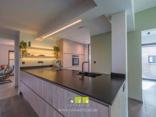 <strong>*IN OPTIE* GERENOVEERDE VRIJSTAANDE WONING MET 3 SLAAPKAMERS OP EEN PERCEEL VAN 5A64CA TE KINROOI.</strong><br /><br /><strong>TROEVEN</strong><br />- Gunstige ligging nabij centrum Kinrooi met voorzieningen zoals school, winkels & horeca binnen handbereik. <br />- Nabij Nederlandse grens. <br />- Mooi gerenoveerd (sinds 2020).<br />- Instapklaar.<br />- Veel lichtinval.<br />- 3 Ruime slaapkamers.<br />- Airco's (aangesloten op warmtepomp).<br />- Zonnepanelen.<br />- Gunstig energielabel (B).<br />- Zuidgerichte tuin.<br />- Grote garage met automatische poort van 3 meter hoog. <br /><br /><strong>KELDERVERDIEPING</strong><br />- Kelderruimte (8,13m x 5,30m = 43,09m²): 3 verschillende kelderruimtes, betonvloer.<br /><br /><strong>GELIJKVLOERS</strong><br />- Inkomhal (0,93m x 1,94m = 1,80m²): tegelvloer.<br />- Bureau (3,65m x 3,75m = 13,69m²): airco, tegelvloer.<br />- Eetkamer (3,31m x 5,30m = 17,54m²): houtkachel, tegelvloer.<br />- Keuken (5,20m x 4,31m = 22,41m²): onder- en bovenkasten, lades, kolomkast, inductiekookplaat, ingebouwde dampkap, oven, koelkast, vaatwasser, microgolf inbouw voorzien, granieten werkblad, tegelvloer.<br />- Zitplaats (4,50m x 5,20m = 23,40m²): airco, veel lichtinval, schuifraam naar tuin, indirecte ledverlichting, tegelvloer.<br />- Speelhoek (2,50m x 3,65m = 9,13m²): tegelvloer.<br />- Sas (2,91m x 1,86m = 5,41m²): tegelvloer.<br />- Toilet (1,00m x 2,00m = 2,00m²): wasbakje met onderkast, tegelvloer.<br />- Berging (3,61m x 4,31m = 15,56m²): douche, spoelbak, inbouw onderkasten, aansluiting wasmachine & droogkast, handdoekdroger, trap naar kelder, tegelvloer.<br /><br /><strong>VERDIEPING +01</strong><br />- Nachthal (5,94m x 2,64m = 15,68m²): eiken trap, inbouwspots, laminaatvloer.<br />- Badkamer (5,94m x 2,64m = 15,68m²): badkamermeubel (dubbele lavabo, spiegel, lades), ligbad, aparte douche, toilet, handdoekverwarmer, tegelvloer.<br />- Slaapkamer 1 (3,31m x 5,29m = 17,51m²): luik naar zolder, airco, laminaatvloer.<br />- Slaapkamer 2 (3,75m x 4,83m = 18,11m²): airco, laminaatvloer.<br />- Slaapkamer 3 (3,75m x 3,51m = 13,16m²): airco, laminaatvloer.<br /><br /><strong>VERDIEPING +02</strong><br />- Zolderruimte: bereikbaar via luik in slaapkamer, geïsoleerd dak.<br /><br /><strong>EXTERIEUR</strong><br />- Garage: gevlinderde beton, zolder, automatische poort.<br />- Ingerichte, praktische & omheinde tuin.<br /><br />Bekijkt u deze advertentie via een aanverwante vastgoedsite, surf dan zeker naar onze website www.N78vastgoed.be voor een uitgebreide beschrijving en foto's. Meer info: +32 (0)89 86 18 88 of info@N78vastgoed.be.